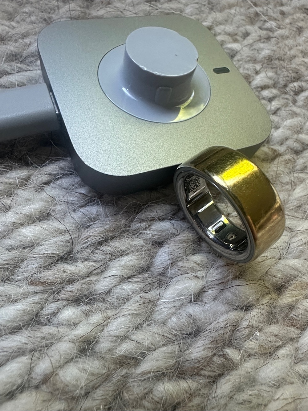 Oura ring 4 gold size 7 w charger, BATTERY WORKS PERFECTLY - Picture 2 of 8